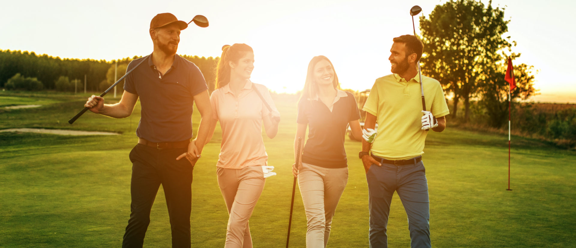 Vier Personen mit Golfschlägern