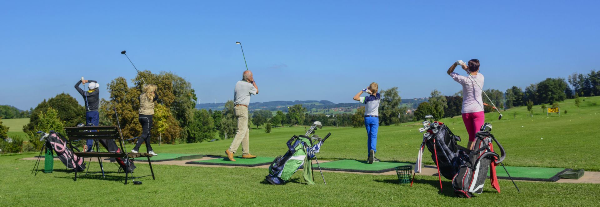 Mehrere Personen am Golfen